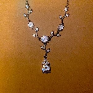 Silver necklace with a beautiful detailing